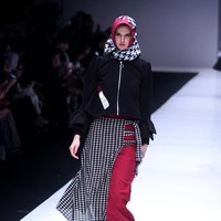 Koleksi terbaru Zaskia Sungkar dengan brand kosmetik Wardah yang mengangkat tema Hue Pops di Jakarta Fashion Week 2018. Senayan City, Jakarta, Minggu (22/10/2017). Foto: Mohamamd Abduh/Wolipop