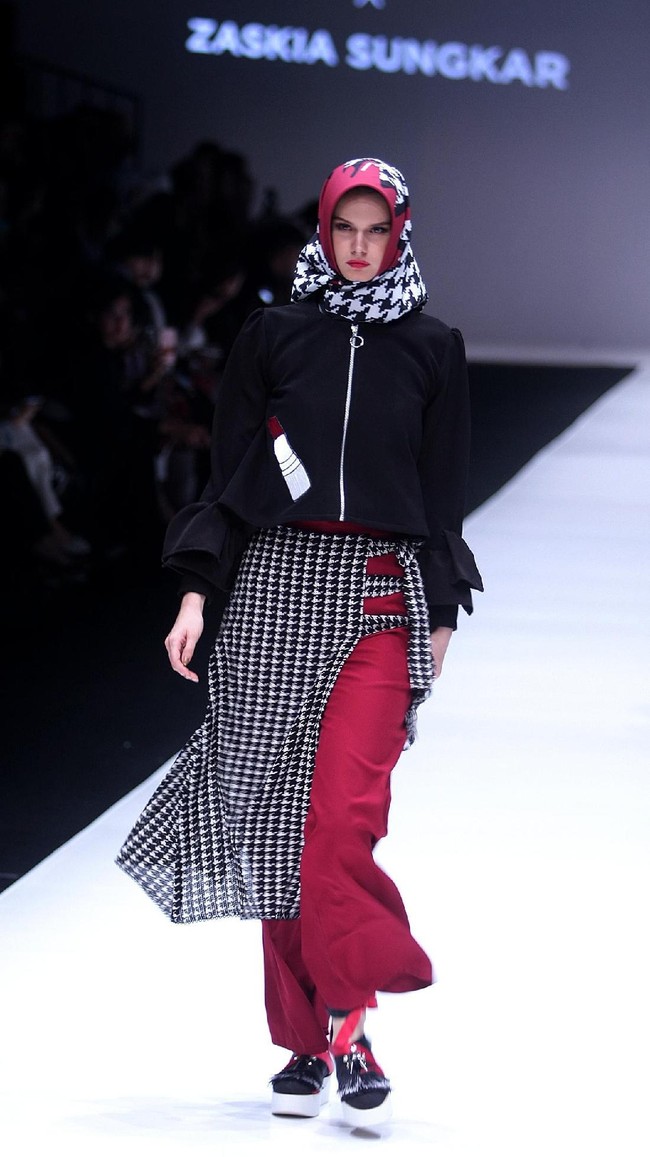 Koleksi terbaru Zaskia Sungkar dengan brand kosmetik Wardah yang mengangkat tema Hue Pops di Jakarta Fashion Week 2018. Senayan City, Jakarta, Minggu (22/10/2017). Foto: Mohamamd Abduh/Wolipop
