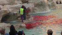 Penyebabnya gara-gara ulah seorang pria. Pria ini tiba-tiba membuang pewarna merah ke kolam air mancur.