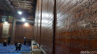 Di dalam masjid, kita bisa melihat kaligrafi ayat suci Alquran terukir di dinding. Di bawahnya dilengkapi terjemahan dalam aksara China (Elvan/detikTravel)