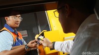 Namun saat ini belum semua pintu tol dapat melakukan pengisian ulang e-Money.