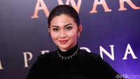 Saat menghadiri acara Panasonic Gobel Awards, Ariel Tatum tampil serba hitam. Foto: Palevi