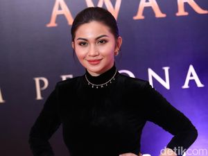 Kejepit Pintu Mobil, Jari Tangan Ariel Tatum Lebam Kayak Zombie