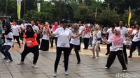 Senam bareng itu diiringi lagu berjudul Setinggi Langit.