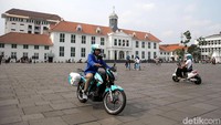Motor listrik Viar dan SDR tengah dikendarai di kawasan Kota Tua.