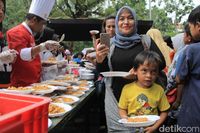 warga mencicipi rasi goreng