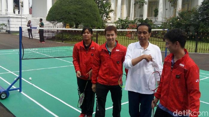 Saat Presiden Jokowi menjajal kemampuan bulutangkis di Hari Sumpah Pemuda. (Bagus Prihantoro Nugroho/detikSport) Saat Presiden Jokowi menjajal kemampuan bulutangkis di Hari Sumpah Pemuda. (Bagus Prihantoro Nugroho/detikSport)