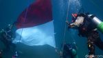 Hari Sumpah Pemuda, Pramuka Kibarkan Bendera dari Dasar Laut