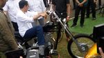 Foto: Aksi Jokowi Tunggangi Motor Custom