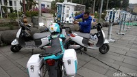 Motor tinggal dicolokkan saja ke SPLU (Stasiun Pengisian Listrik Umum), seperti tengah mencolokkan peralatan listrik lainnya.