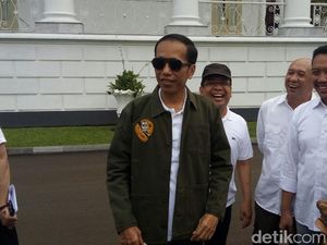 Keren! Begini Gaya Jokowi Pakai Kacamata Hitam