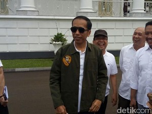 Keren! Begini Gaya Jokowi Pakai Kacamata Hitam