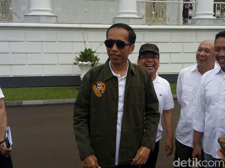 Momen Jokowi Bergaya Anak Muda Berkacamata Hitam  hingga 