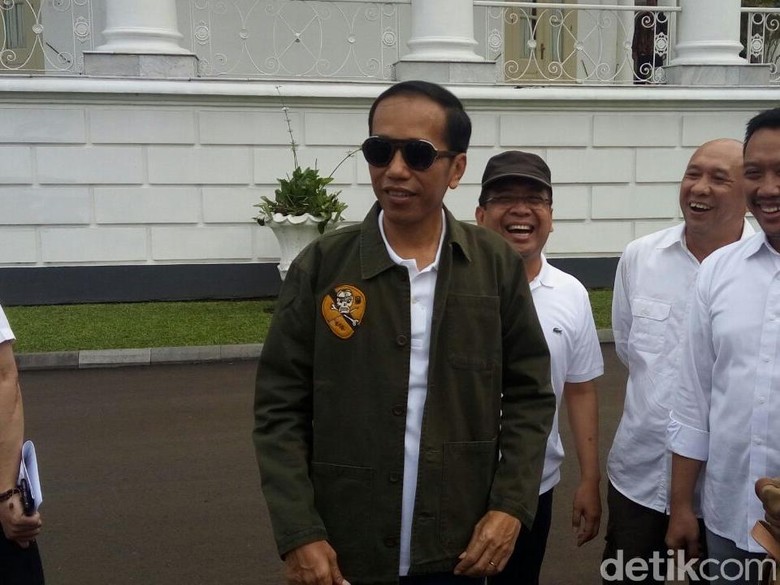 Keren! Begini Gaya Jokowi Pakai Kacamata Hitam Keren! Begini Gaya Jokowi Pakai Kacamata Hitam