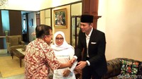 Di sela kegiatannya di Makassar tanggal 28 Oktober 2017, AHY sempat bertemu dengan Wapres Jusuf Kalla (JK). Selama berdiskusi, AHY disuguhi kue Buroncong yang merupakan makanan khas Makassar. (Foto: Istimewa)