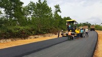 Para pekerja melakukan pengaspalan jalan perbatasan Kalimantan. Pool/PUPR.