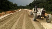 Alat berat meratakan jalan yang akan diaspal. Pool/PUPR.
