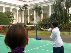 Aksi Jokowi Main Bulutangkis Bareng Atlet Indonesia