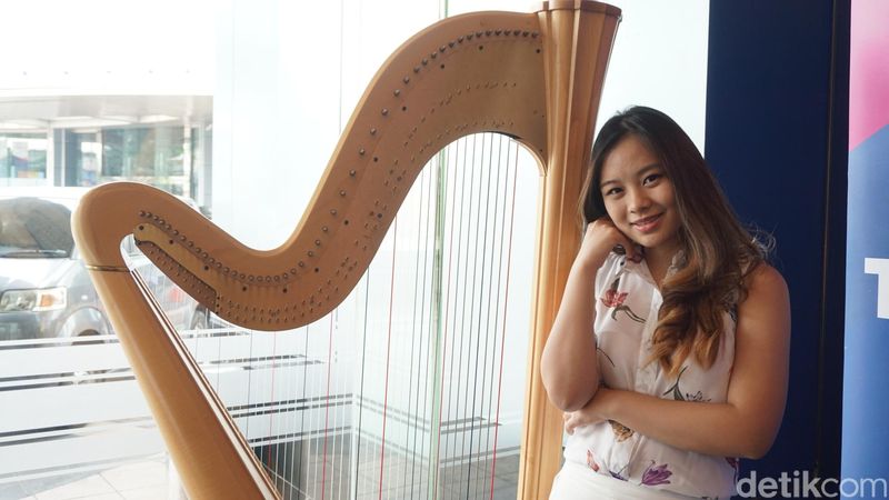 Pemain harpa muda Jessica Sudarta