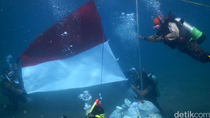 Pramuka memilih cara berbeda dalam memperingati Hari Sumpah Pemuda. Bendera merah putih dikibarkan dari dasar laut.