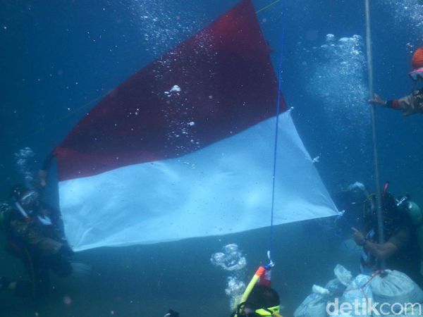 Hari Sumpah Pemuda, Pramuka Kibarkan Bendera dari Dasar Laut