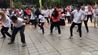 Mantan Direktur Bank Dunia ini bersemangat menggerakan badannya.