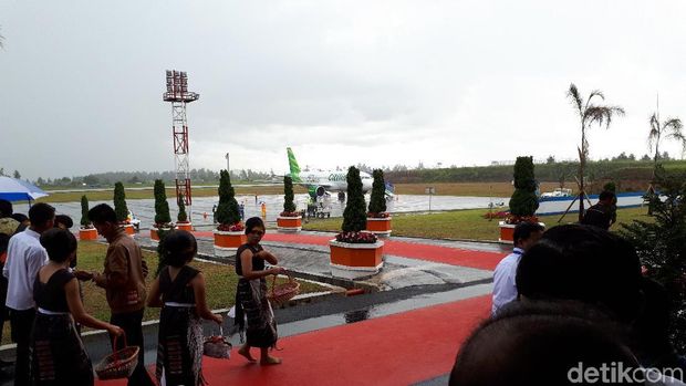 Penyambutan penumpang rute Singapura-Silangit