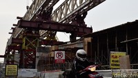 Setelah flyover ini selesai, kendaraan tidak perlu menyeberang di jalur kereta api.