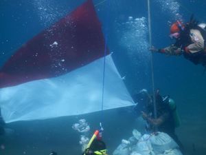 Cara Pramuka Sambut Sumpah Pemuda, Kibarkan Merah Putih di Laut