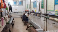 Sebelum mulai salat, jamaah mesti mengambil wudlu terlebih dahulu. Mereka wudlu sambil duduk. Disediakan bangku untuk para jamaah (Elvan/detikTravel)