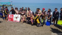 Para penyelam foto bersama setelah sukses mengibarkan bendera merah putih dari dasar laut.