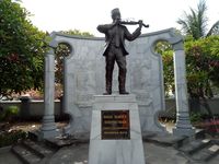 Patung WR Soepratman di komplek makam