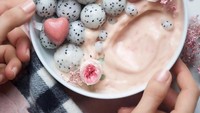 Dengan memadukan buah-buahan seperti alpukat, strawberry hingga buah-buahan tropis lainnya. Kalau yang ini ia menggunakan campuran buah naga yang dibentuk bulat sebagai toppingnya.