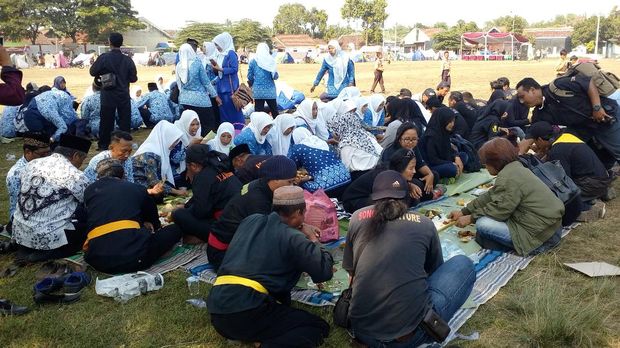 Nasi liwet dimakan bersama usai upacara