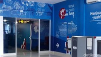 Di bandara tersebut pengunjung disuguhi oleh peta-peta dan informasi pariwisata Danau Toba yang terpampang di dinding.