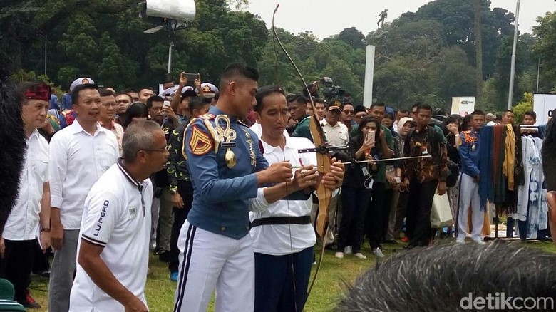 Saat Jokowi Tantang dan Ajari Anak Muda Memanah di Istana Bogor Saat Jokowi Tantang dan Ajari Anak Muda Memanah di Istana Bogor
