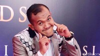 Caisar tampil necis dan terus bergaya kocak.