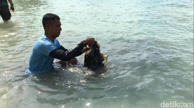 Bersih-bersih di Pantai Batu Sindu Natuna