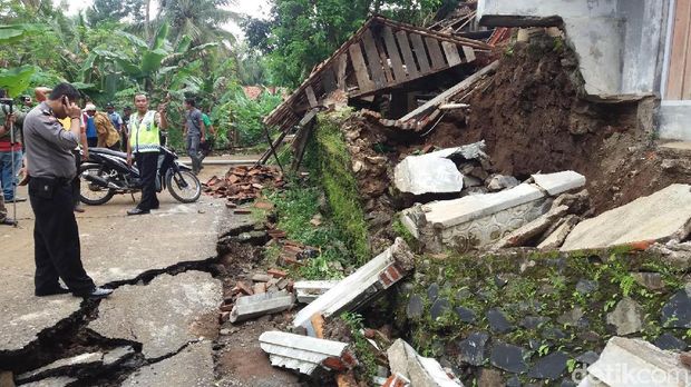 Sekolah di Wonosobo Tergenang Lumpur, Upacara Sumpah 