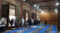 Masjid ini banyak dikunjungi warga lokal maupun wisatawan. Mereka beribadah sekaligus mengagumi keindahan masjid yang mayoritas terbuat dari kayu ini (Elvan/detikTravel)