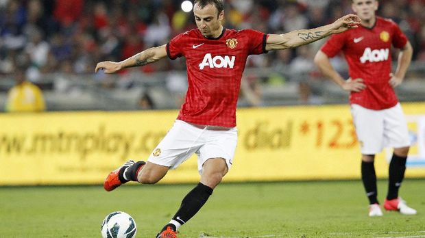 Mantan striker MU Dimitar Berbatov menilai skuat Setan Merah masih mentah. (