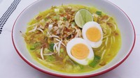 Ada banyak varian soto di Indonesia. Hidangan berkuah inipun kerap disajikan di restoran Indonesia di luar negeri. Mulai dari soto ayam gaya Lamongan hingga soto Betawi berkuah santan.