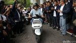 Gaya Anies Kendarai Motor Listrik di Balai Kota