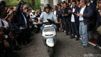 Baru kali pertama mencobanya, Anies sempat kaget ketika ngegas motor listrik tersebut.