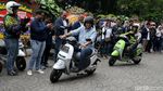 Gaya Anies Kendarai Motor Listrik di Balai Kota