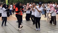 Mengenakan topi, polo shirt berwarna putih dan celana hitam, Sri Mulyani senam bersama karyawannya di kompleks Kementerian Keuangan, Jakarta, Sabtu (28/10/2017).