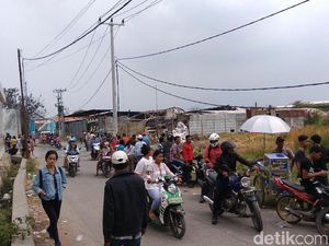 Warga Masih Kerumuni Pabrik Kembang Api yang Meledak di Kosambi