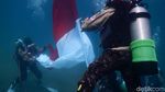 Hari Sumpah Pemuda, Pramuka Kibarkan Bendera dari Dasar Laut
