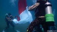 Detik-detik pengibaran bendera merah putih dari dasar laut.