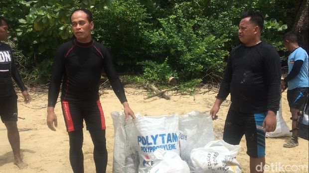 Bersih-bersih di Pantai Batu Sindu Natuna